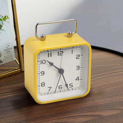 Liten firkantet analog vekkerklokke