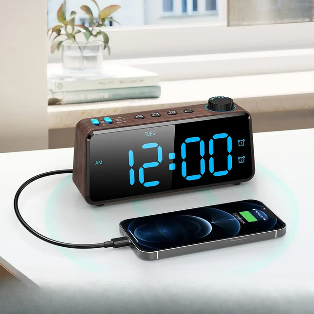 Digital klokkeradio med strømadapter