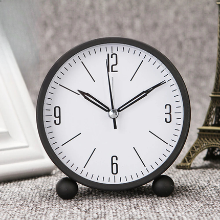 Minimalistisk rund analog vekkerklokke
