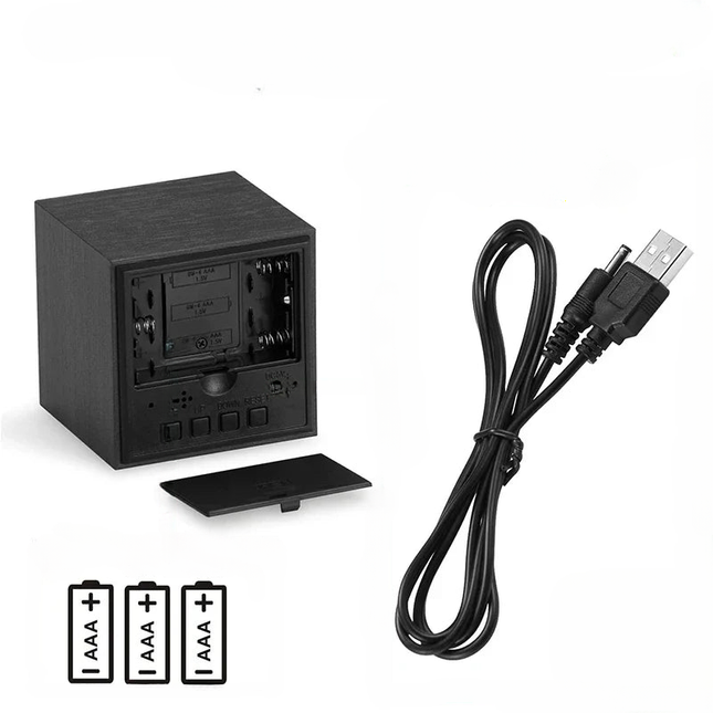 Svart kube vekkerklokke i tre