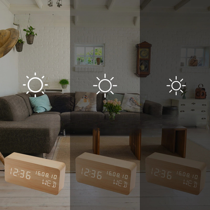 Moderne digital vekkerklokke i tre