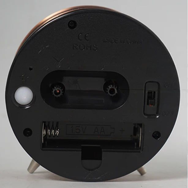 Liten retro vekkerklokke med visere