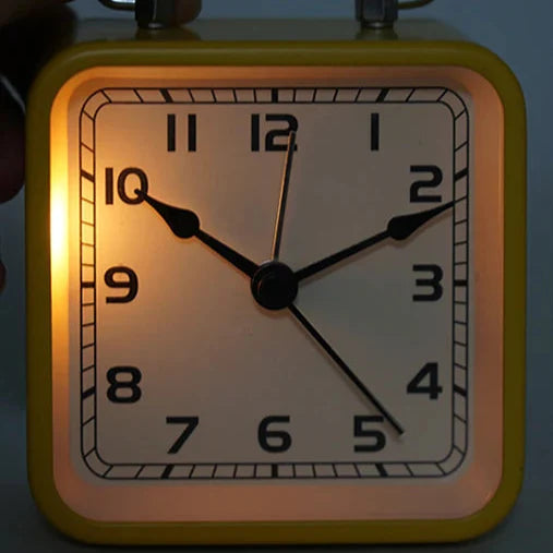 Liten firkantet analog vekkerklokke