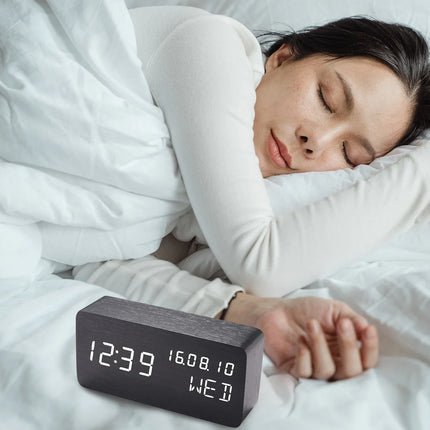 Moderne digital vekkerklokke i tre