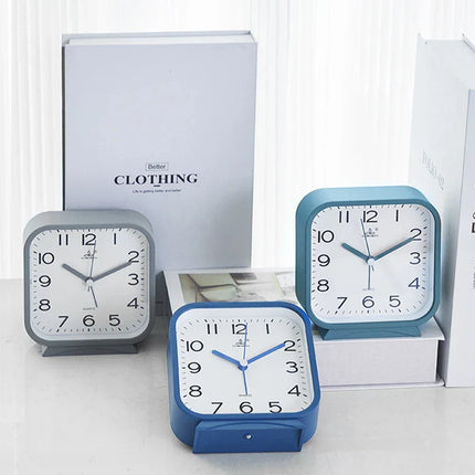 Firkantet analog vekkerklokke for nattbordet