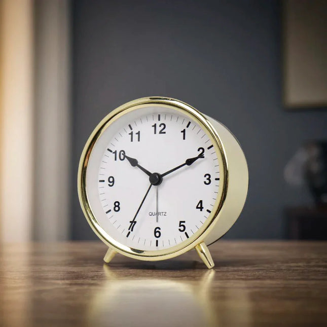 Liten retro vekkerklokke med visere