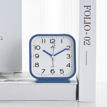 Firkantet analog vekkerklokke for nattbordet