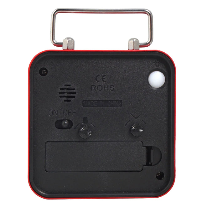 Liten firkantet analog vekkerklokke