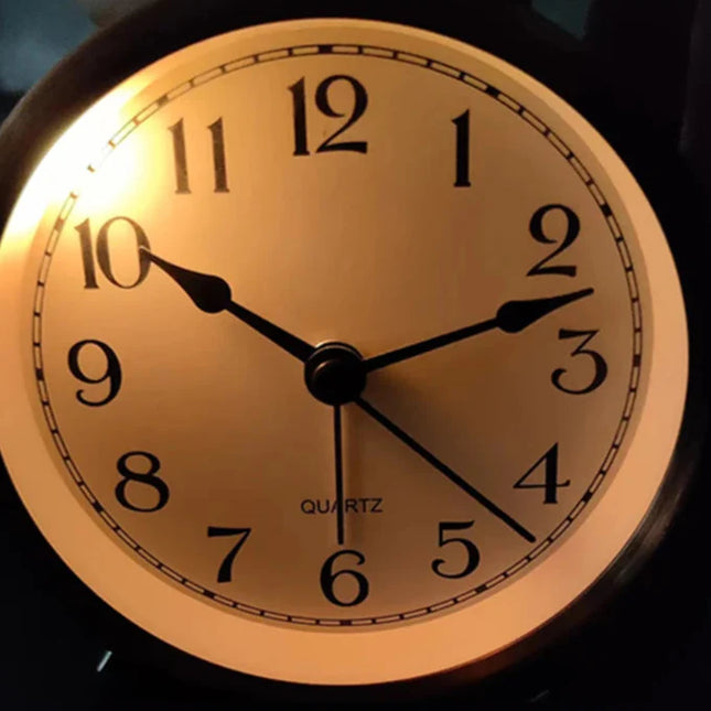 Liten retro vekkerklokke med visere