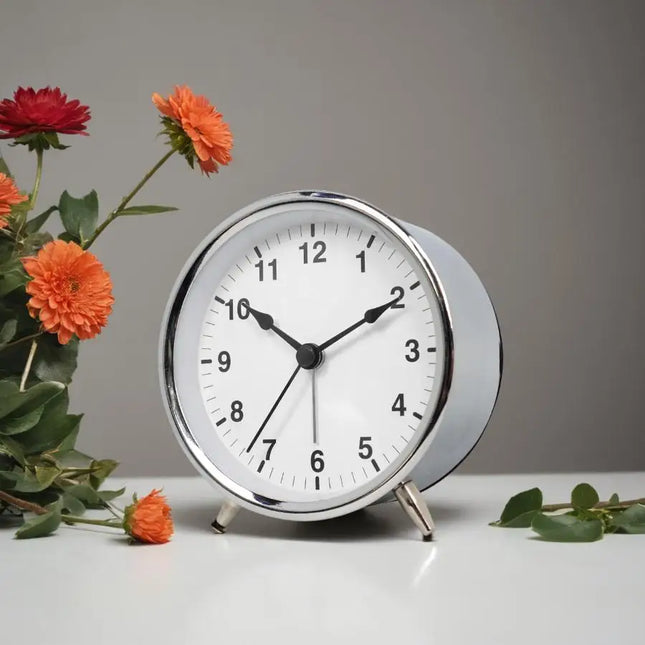 Liten retro vekkerklokke med visere