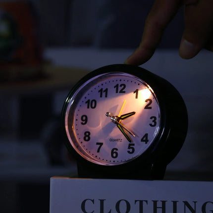 Liten analog batteridrevet vekkerklokke