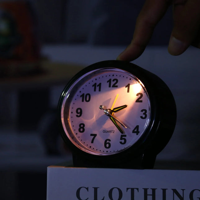 Liten analog batteridrevet vekkerklokke