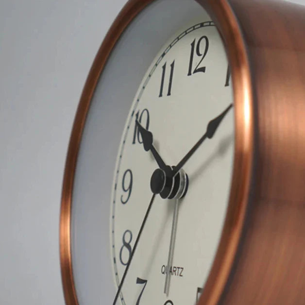 Liten retro vekkerklokke med visere