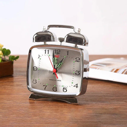Firkantet retro vekkerklokke i metall