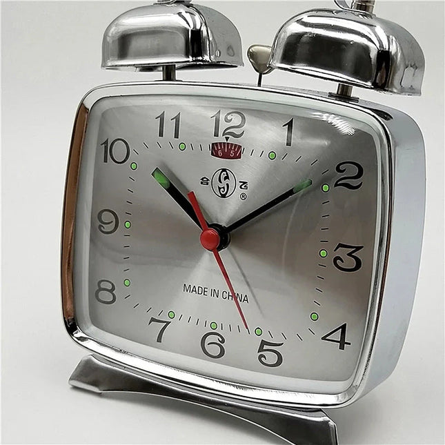 Firkantet retro vekkerklokke i metall