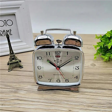 Firkantet retro vekkerklokke i metall
