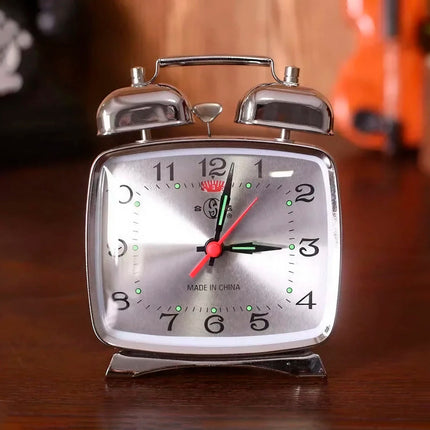 Firkantet retro vekkerklokke i metall