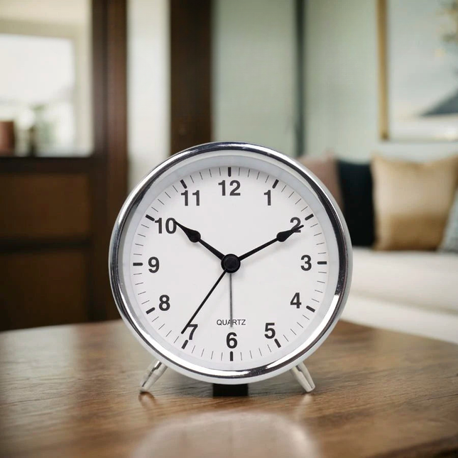Liten retro vekkerklokke med visere