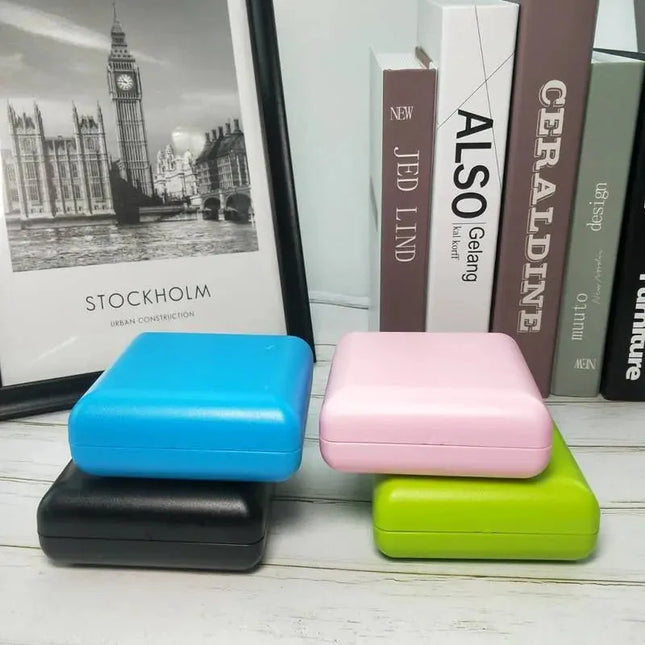 Liten analog retro reisevekkerklokke