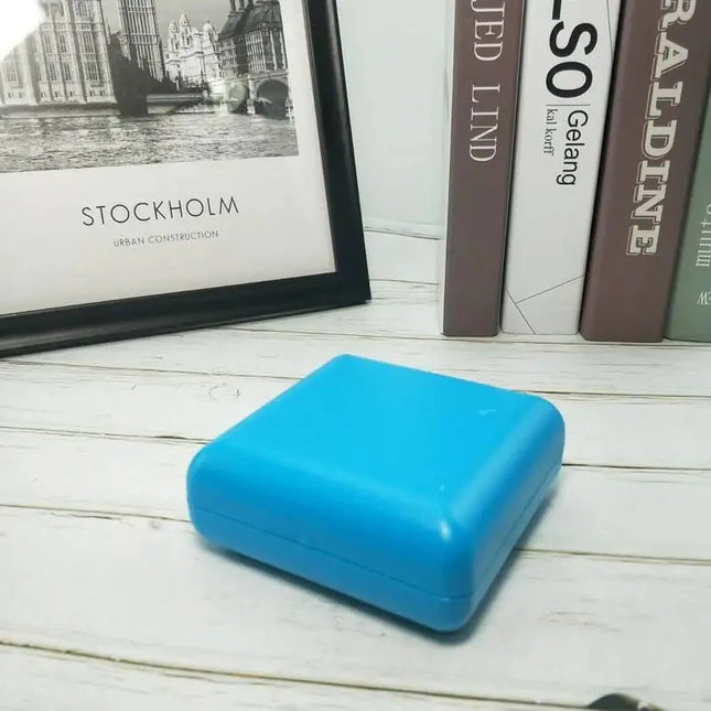 Liten analog retro reisevekkerklokke