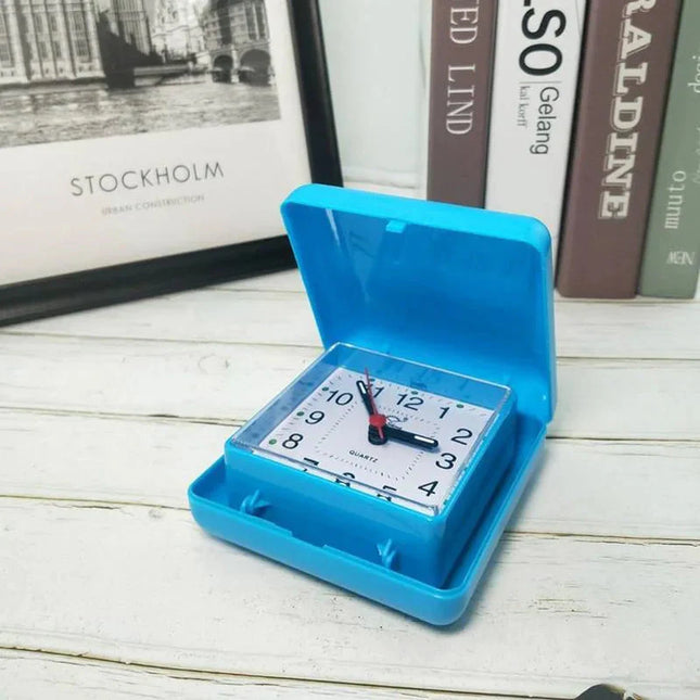 Liten analog retro reisevekkerklokke