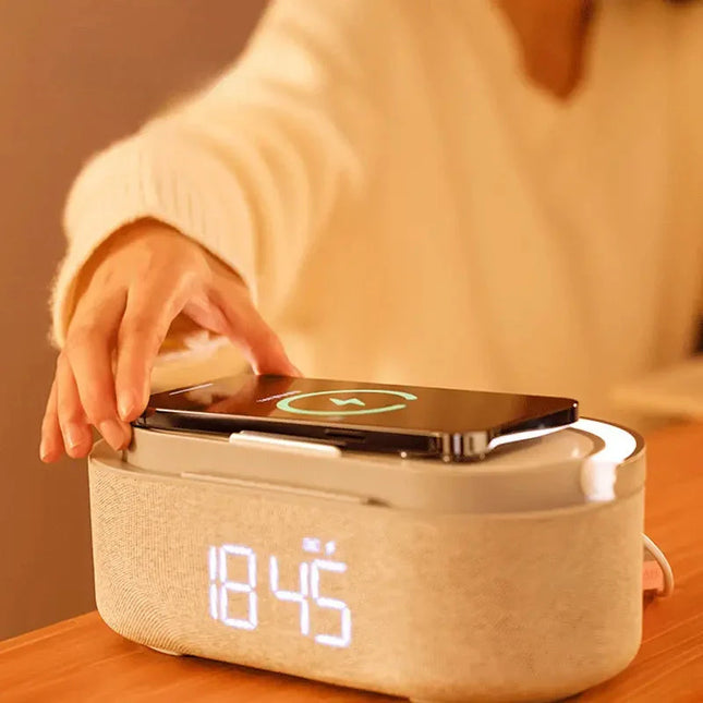 Klokkeradio med lampe og trådløs lader