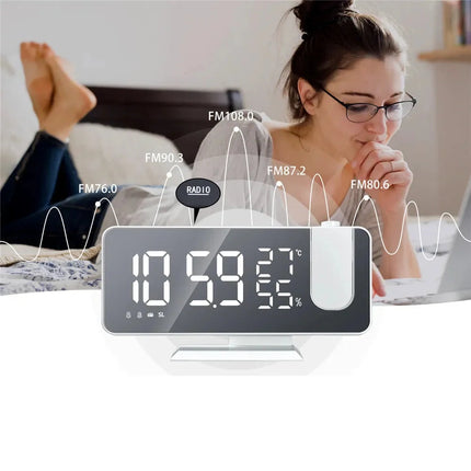 Hvit klokkeradio med projektor for tak