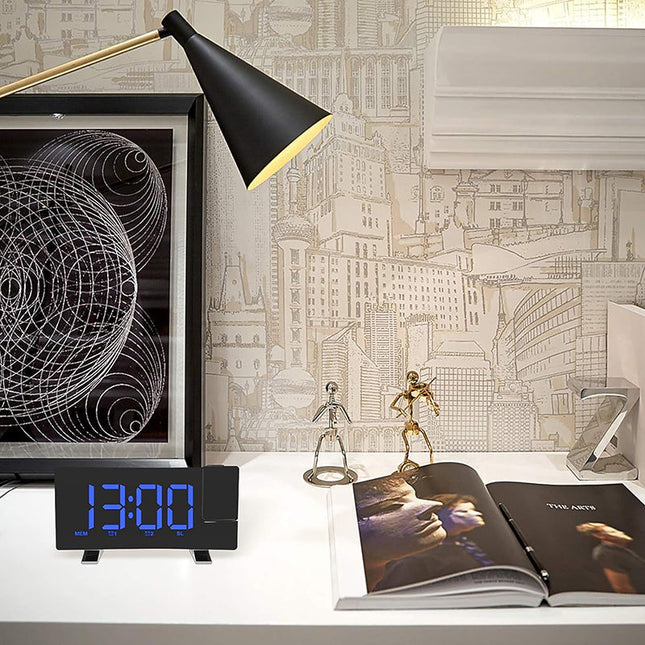 Klokkeradio med blå projeksjon av tid