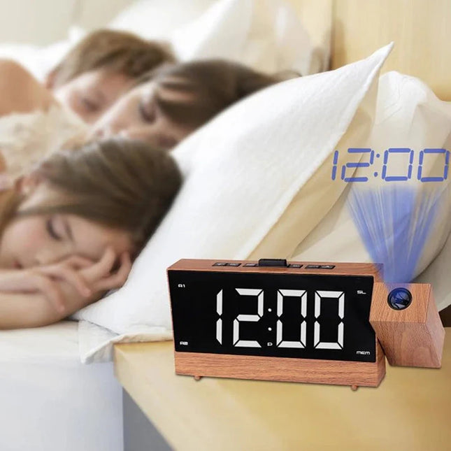 Klokkeradio i tre med projeksjon