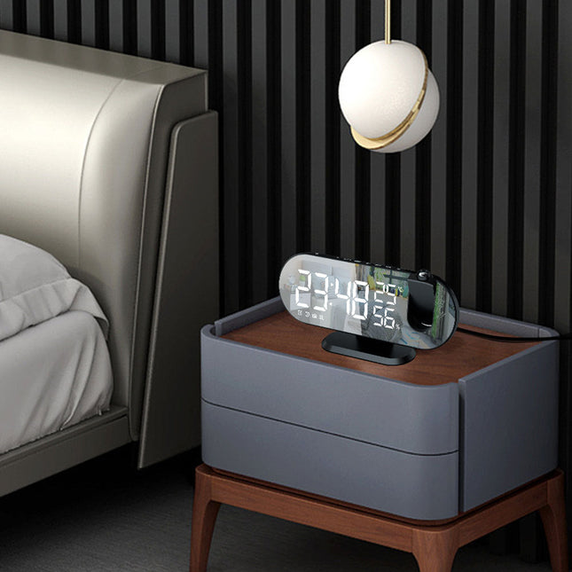 Klokkeradio med projeksjon av tid