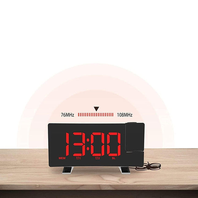 Klokkeradio med rød projeksjon av klokken