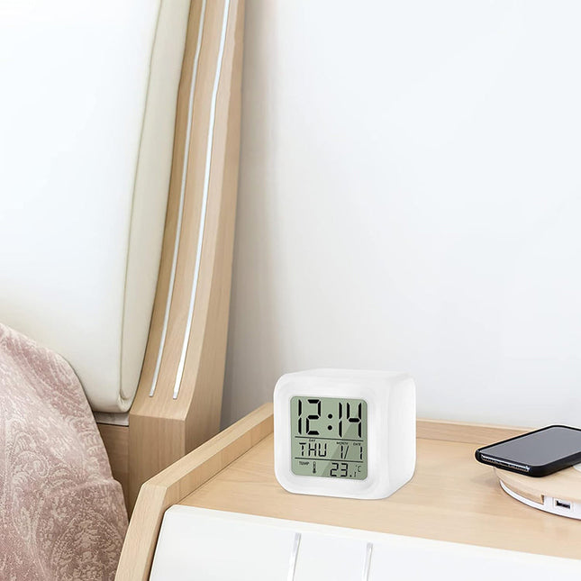 Digital kube-vekkerklokke med fargeskiftende lys