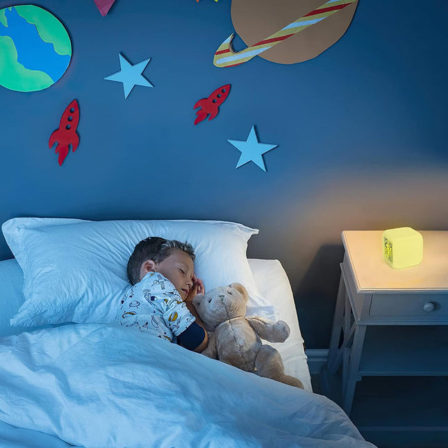 Digital kube-vekkerklokke med fargeskiftende lys