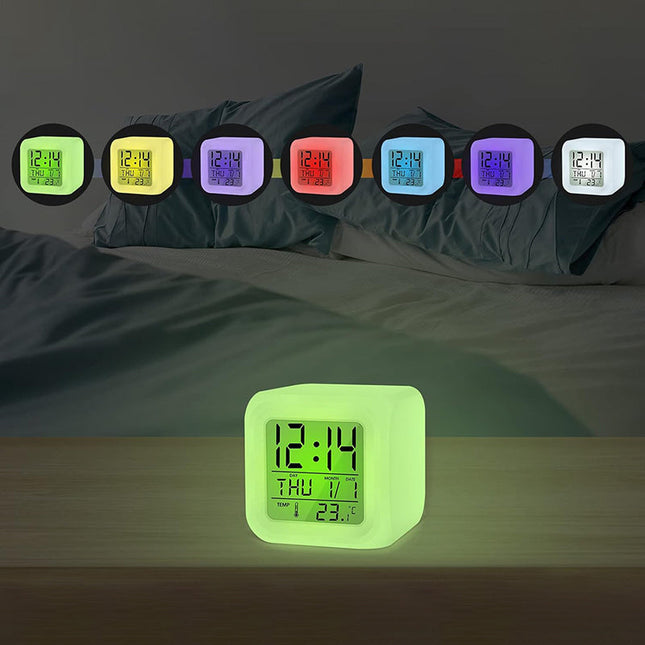 Digital kube-vekkerklokke med fargeskiftende lys