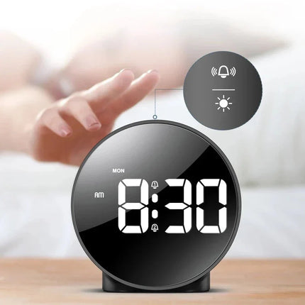 Rund digital klokke med store tall