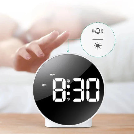 Rund digital klokke med store tall