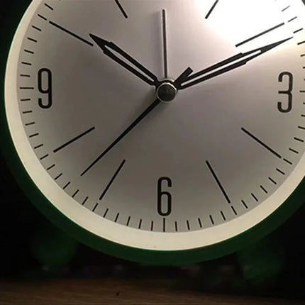 Liten stillegående analog reisevekkerklokke