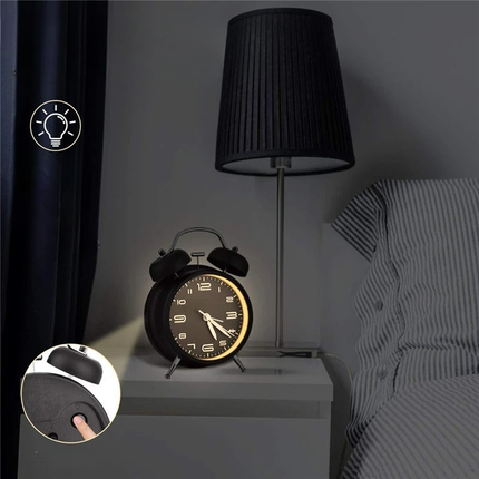 Retro analog vekkerklokke med bjeller