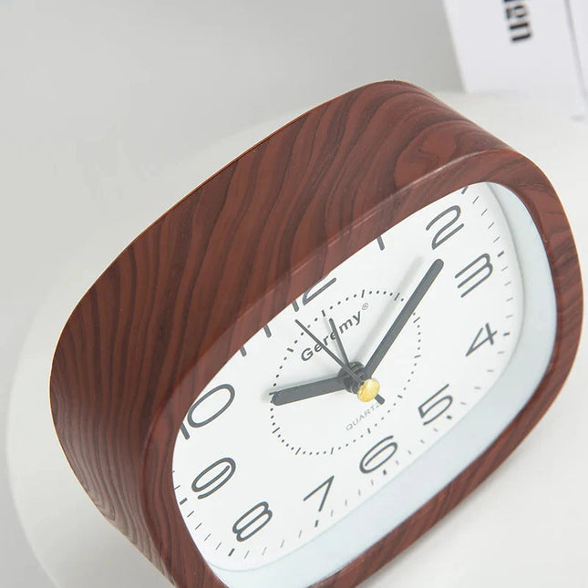 Analog vekkerklokke med store, tydelige tall