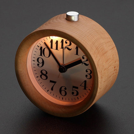 Rund analog vekkerklokke i lyst tre