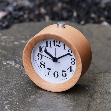 Rund analog vekkerklokke i lyst tre
