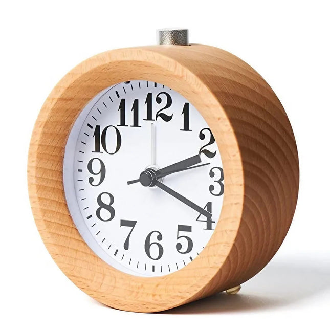 Rund analog vekkerklokke i lyst tre