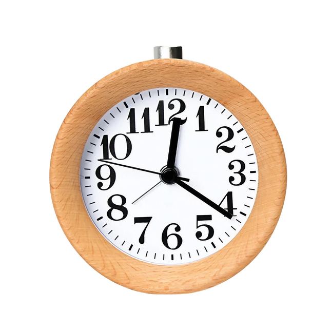 Rund analog vekkerklokke i lyst tre