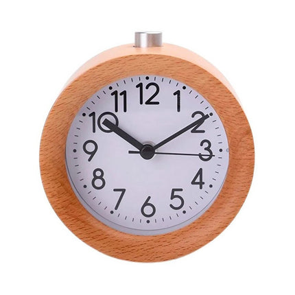 Analog vekkerklokke i mørkt tre
