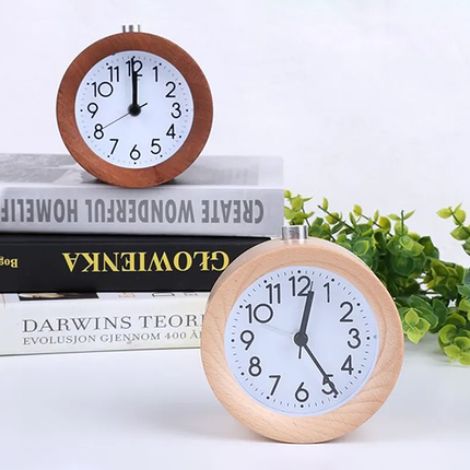 Analog vekkerklokke i mørkt tre