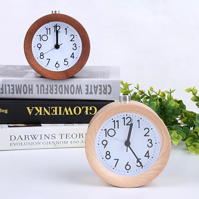 Analog vekkerklokke i mørkt tre