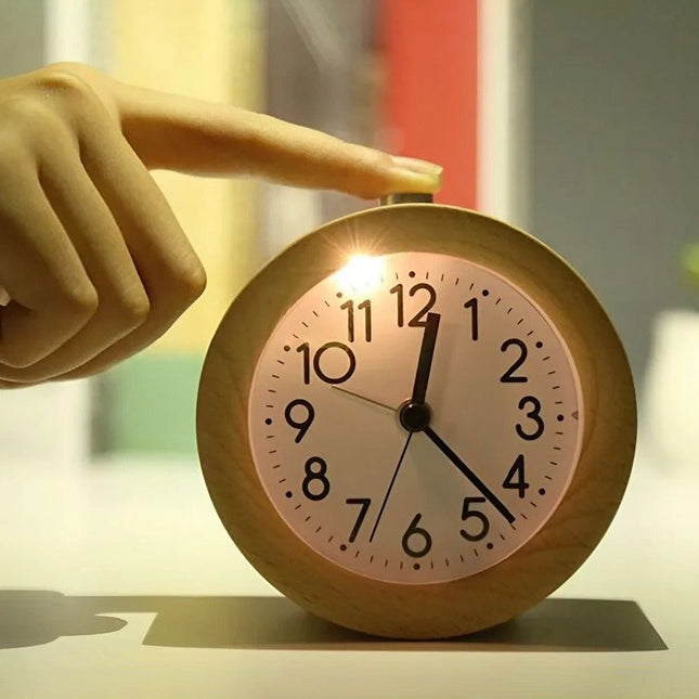 Analog vekkerklokke i mørkt tre