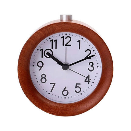 Analog vekkerklokke i mørkt tre