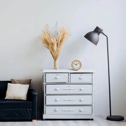 Analog vekkerklokke i mørkt tre