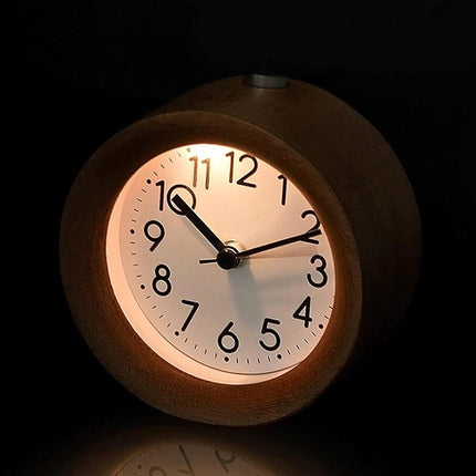 Analog vekkerklokke i mørkt tre